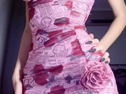 Selfie d'une fille aux seins super parfaits