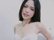 piétinement de pieds par une fille asiatique