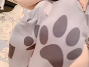 Une mignonne jeune femme asiatique prend un selfie, mettant en valeur sa belle poitrine